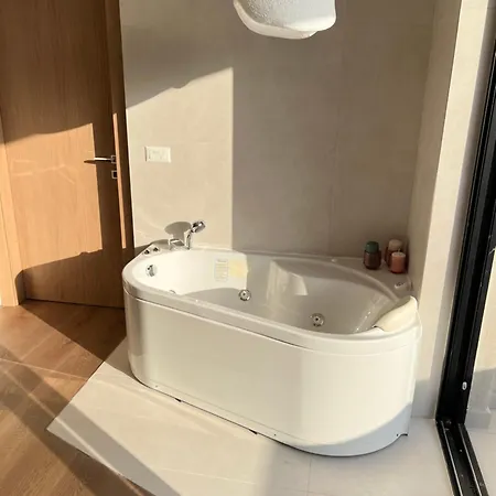 Sea View Flat With Jacuzzi Appartamento Durrës